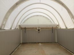 Vue intérieure d'un chantier couvert par un abri ACM1